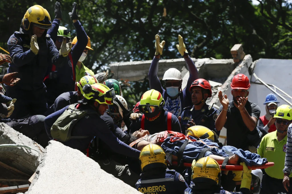 The relief corps reiterated their commitment to maintain uninterrupted deployment in the affected areas to continue searching for and caring for each of the trapped people. Photo: EFE.