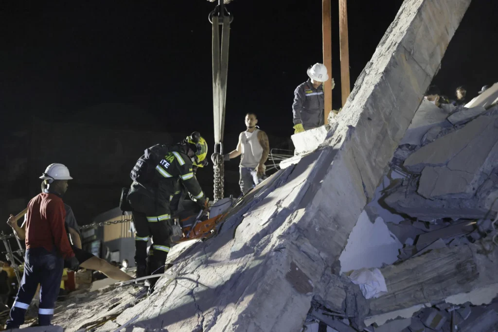 Earthquake damage and emergency response in Colombia after a magnitude-7.4 quake.