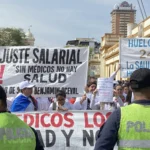 This national strike rekindles the debate on social investment in the Paraguayan health system and reaffirms the mobilizing role of professionals in defense of the right to fair working conditions. Photo: EFE: