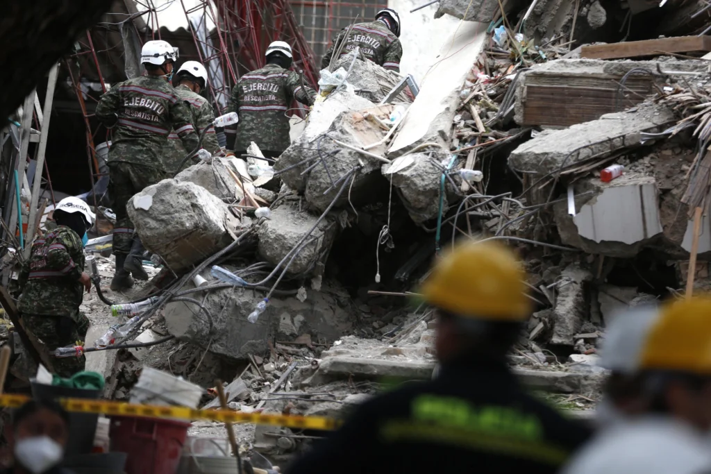 The count of damage to residential buildings shows a total of 9,215 houses completely destroyed and 45,457 that present various degrees of damage. Photo: EFE.