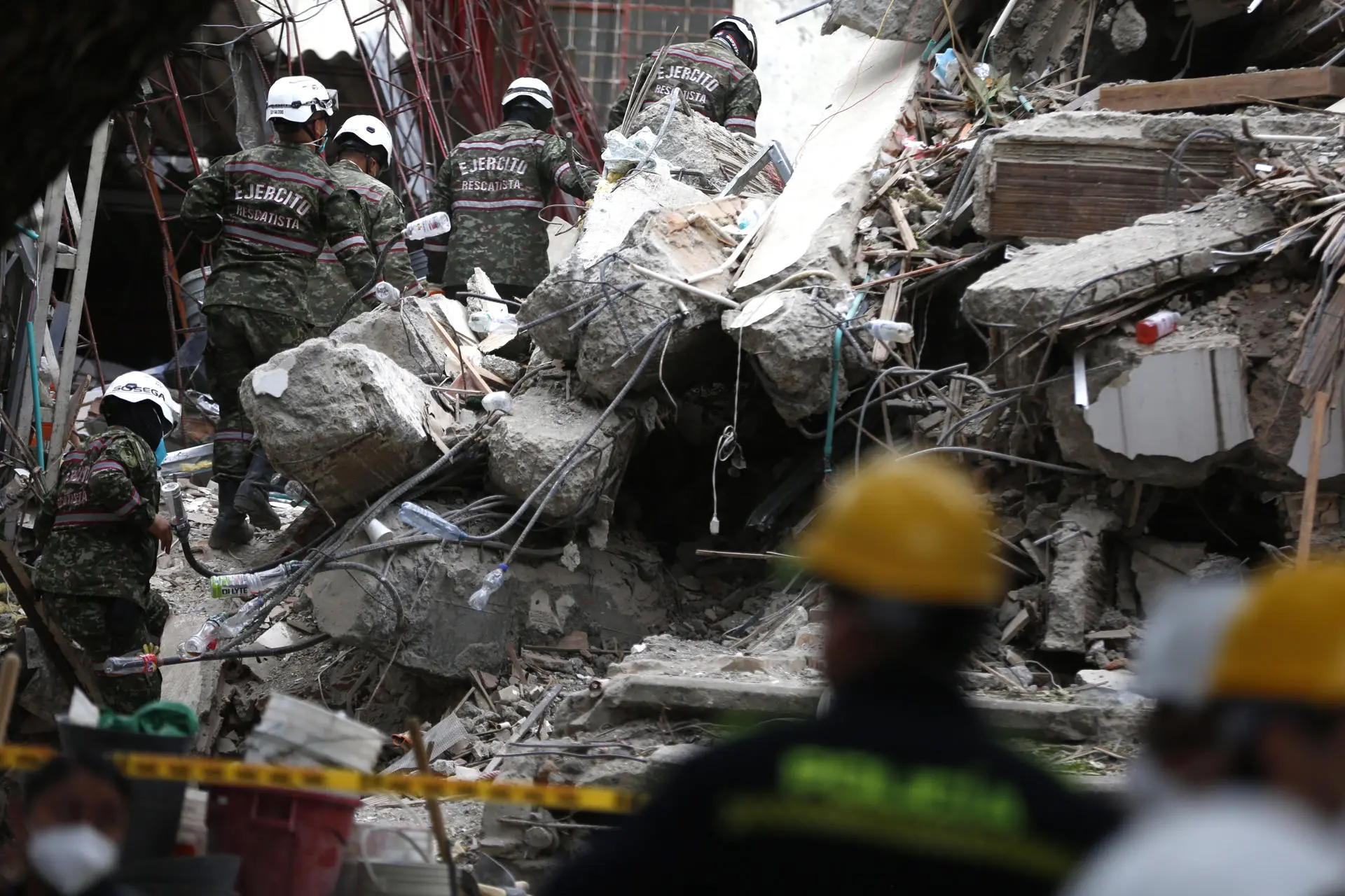 The count of damage to residential buildings shows a total of 9,215 houses completely destroyed and 45,457 that present various degrees of damage. Photo: EFE.