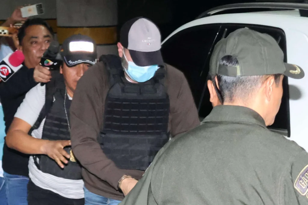 Bolivian prosecutors investigate Fernando Cerimedo over alleged protection of irregular flights and drug trafficking.