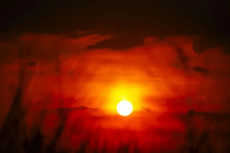 El Niño intensifies as Pacific Ocean temperatures rise and threaten Latin American agriculture.