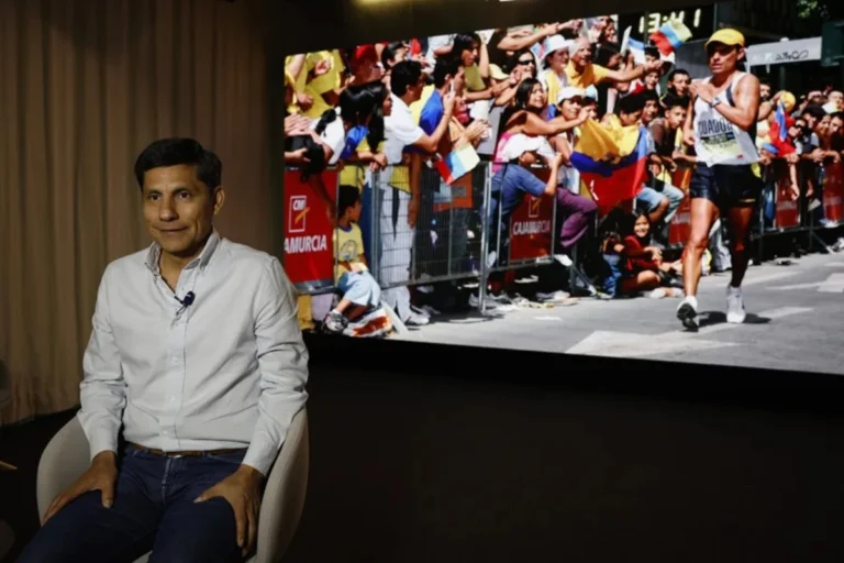 Jefferson Pérez takes office as president of the Ecuadorian Olympic Committee during a ceremony in Guayaquil.