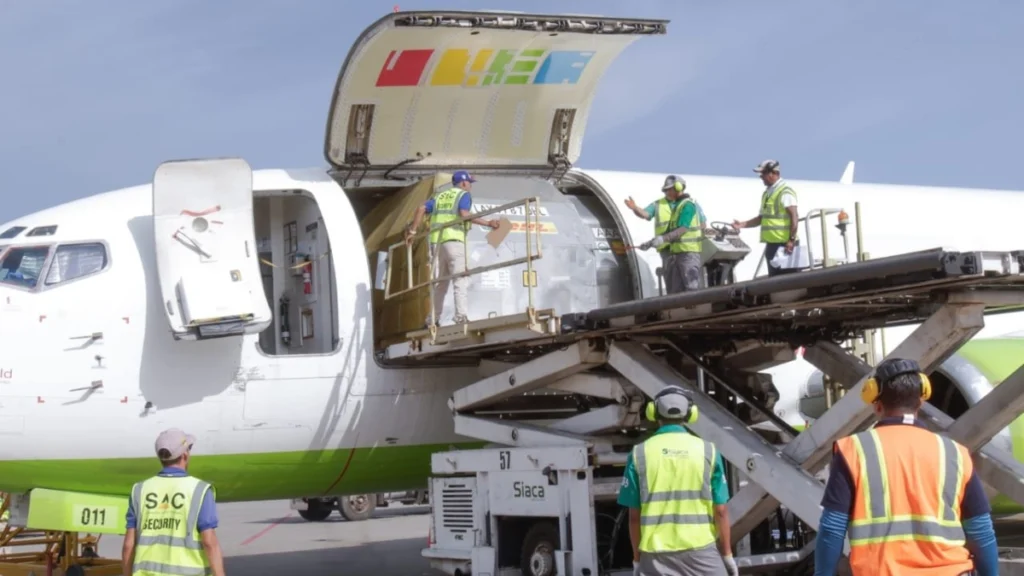 The Simón Bolívar International Airport reestablished logistics connections with a flight from Panama, marking the first phase of recovery after the devastating June earthquakes. Photo: MPPT.