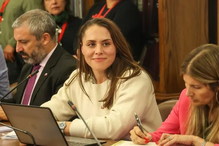 Chile gender parity falls as women lead only 8 of 24 ministries after cabinet changes.