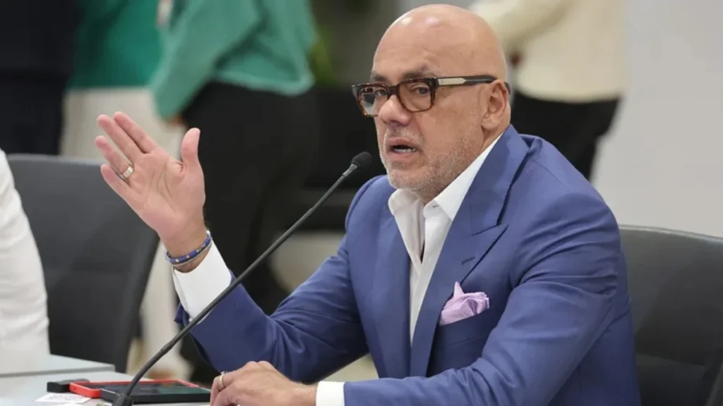 Jorge Rodríguez characterized the report as an "absurd and poisonous maneuver" designed to attribute monetary duties to the legislative power. Photo: EFE.