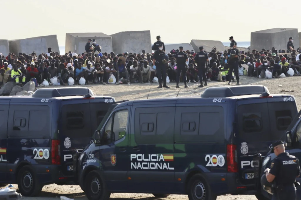 Police and humanitarian operations coordinate the movement of migrants to the new temporary reception spaces in the autonomous city of Ceuta. Photo: EFE