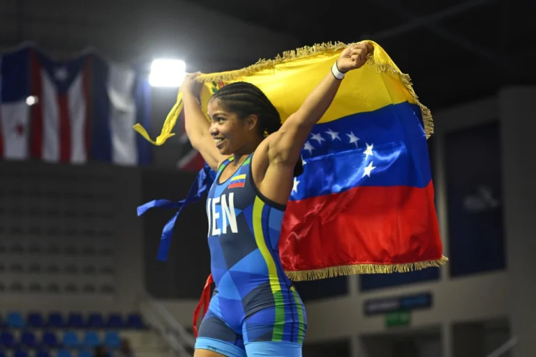 Venezuela's Astrid Montero and Nathaly Griman celebrate their gold medals in women's freestyle wrestling at Santo Domingo 2026.