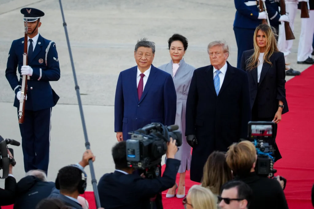 Chinese President Xi Jinping arrived in the U.S. on a three-day visit and was greeted by President Donald Trump at Andrews military base. Photo: EFE.