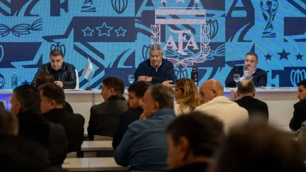The decision aims to protect Argentine clubs to prevent them from being disadvantaged in the face of eventual departure of footballers abroad while the domestic tournament is in full development. Photo: Data Chaco.