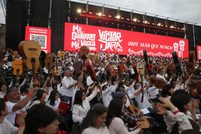 Chileans gather with guitars and photographs to commemorate Víctor Jara outside Santiago’s General Cemetery.