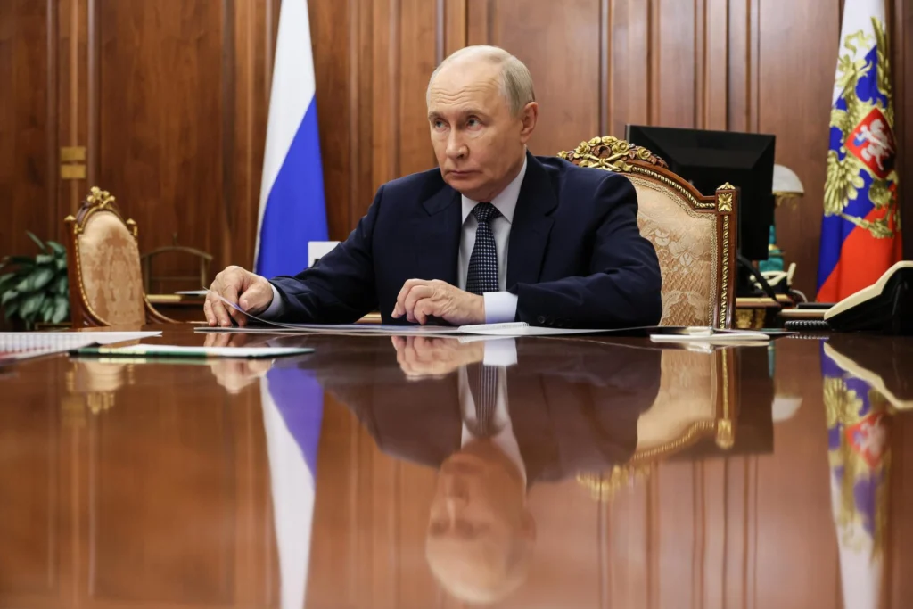 Putin and Trump discussed resolving the conflict in Ukraine and reviving bilateral economic cooperation. Photo: EFE.