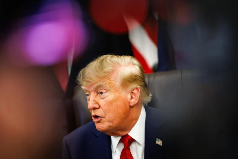 The Trump's restrictions include excluding the agency from the dollar system and limiting its operations. Photo: EFE.