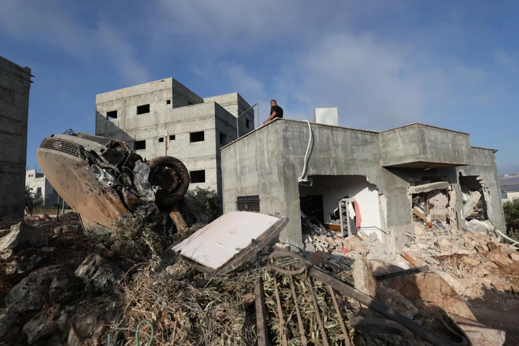 Military incursions extend to multiple governorates with arbitrary searches and arrests of Palestinian citizens. Photo: EFE.