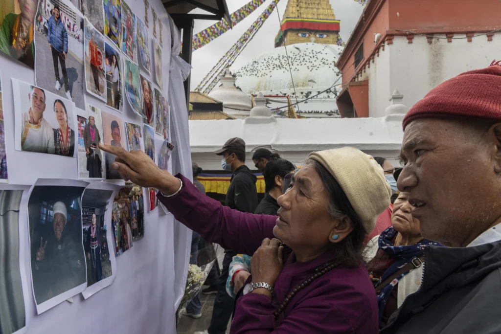 Three weeks after the tragedy in the border area between Nepal and Tibet, family members of various nationalities have moved to Kathmandu seeking answers about their loved ones. Photo: EFE.