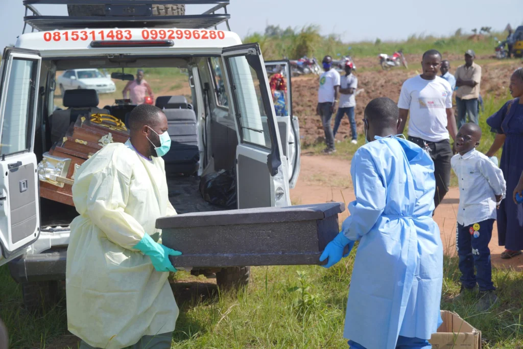 The spread of the virus requires tripling operational capacity and adding 1,600 hospitalization beds immediately. Photo: EFE.