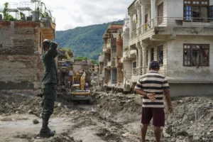 Rescue teams work in areas devastated by the flood in Nepal and China. Photo: EFE.