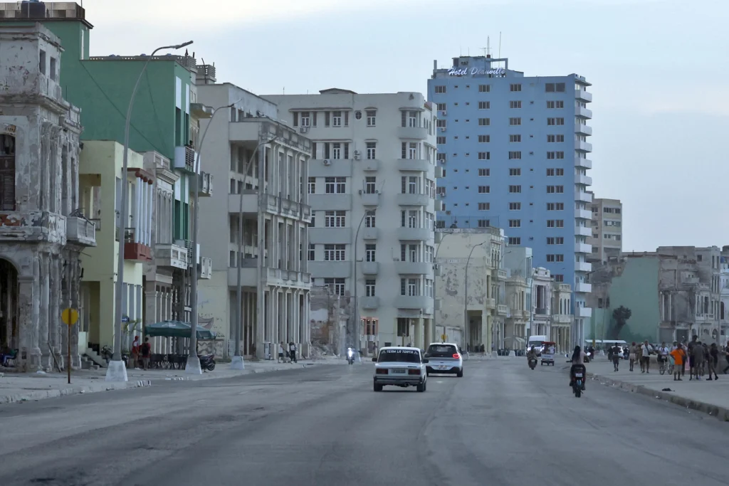 The measure extends to the Foreign Bank of Cuba and companies linked to the energy, oil and mining sectors. Photo: EFE.