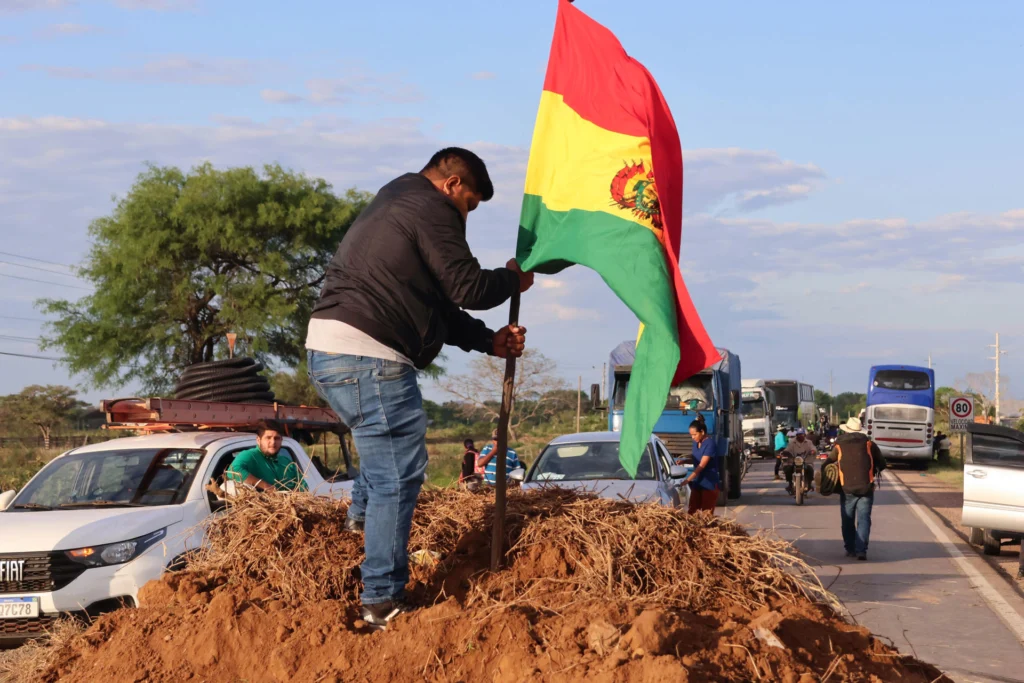 Bolivian farmers and transport workers protest diesel price increase and announce roadblocks