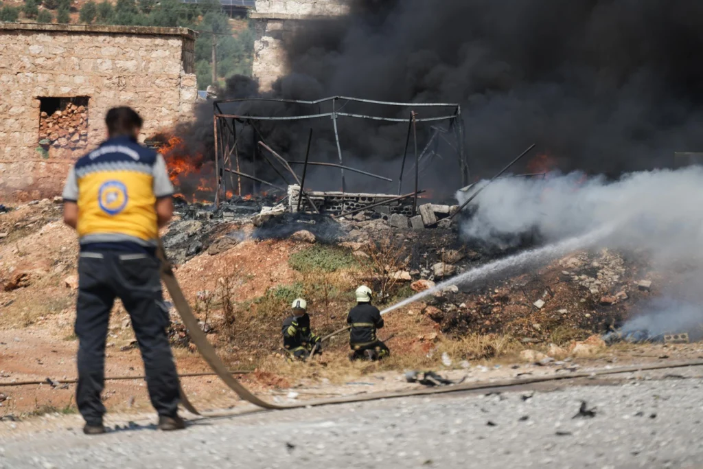 Rescue teams continue to search for missing people among the debris. Photo: EFE.