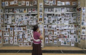 The massive loss of life and the high number of people who are still unlocated keep the search and disaster management operations by the country’s police forces active. Photo: EFE.