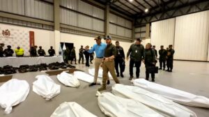 The images show the Colombian president surrounded by bodies alongside the seized weaponry, an action classified as a unnecessary show and qualified by critics as necropolitical. Photo: Video/ X/@ABDELAESPRIELLA.