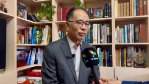Liu Baocheng, professor at the University of International Business and Economics (UIBE) and Director of the Center for International Business Ethics, during an interview with teleSUR in Beijing. Photo: Bruno Falci / teleSUR.