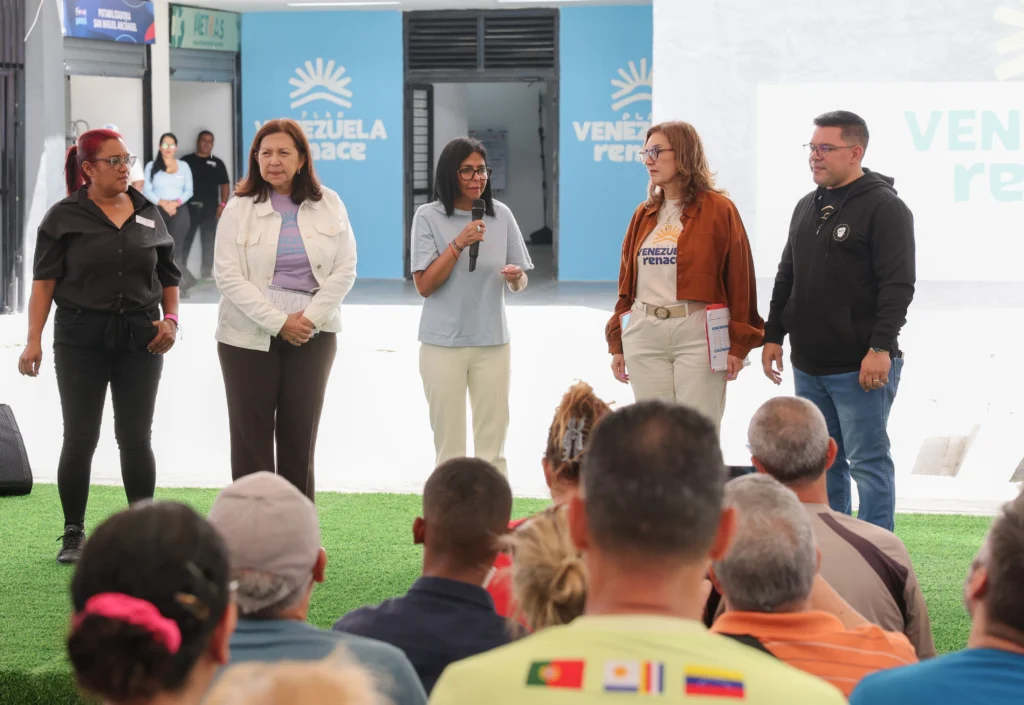Acting President Delcy Rodríguez approved funding for condominium boards in Caracas, La Guaira and Aragua. Photo: Venezuelan Presidential Press.