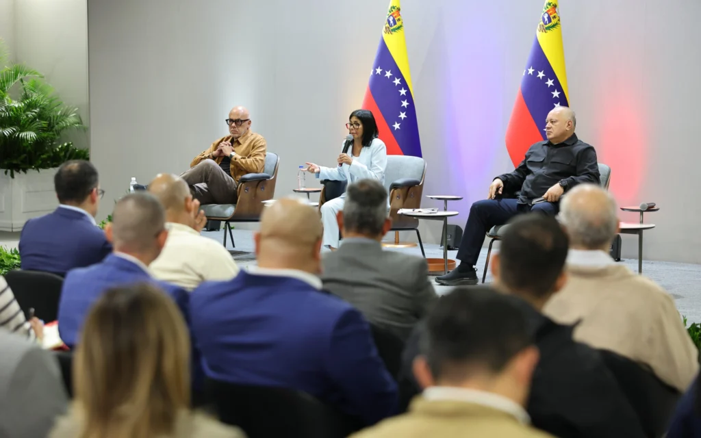 Acting President Delcy Rodríguez with Venezuelan governors and mayors at a meeting on regional development, economic stability and social protection.
