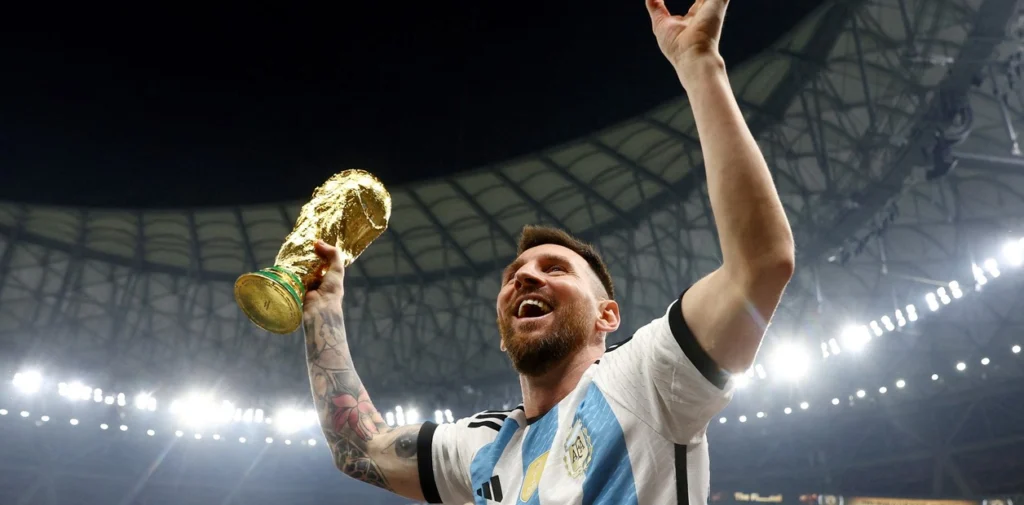 (FILE) Lionel Messi in the 2022 Qatar World Cup final, the day that Argentina won its last FIFA global tournament. Photo: Reuters.