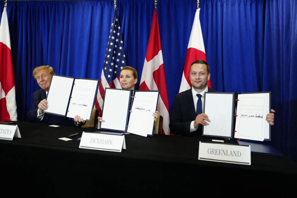 Greenlandic Prime Minister Jens-Frederik Nielsen, Danish Prime Minister Mette Frederiksen and U.S. President Donald Trump led the signing of the historic trilateral Arctic security pact at the United Nations in New York on Tuesday. Photo: EFE.