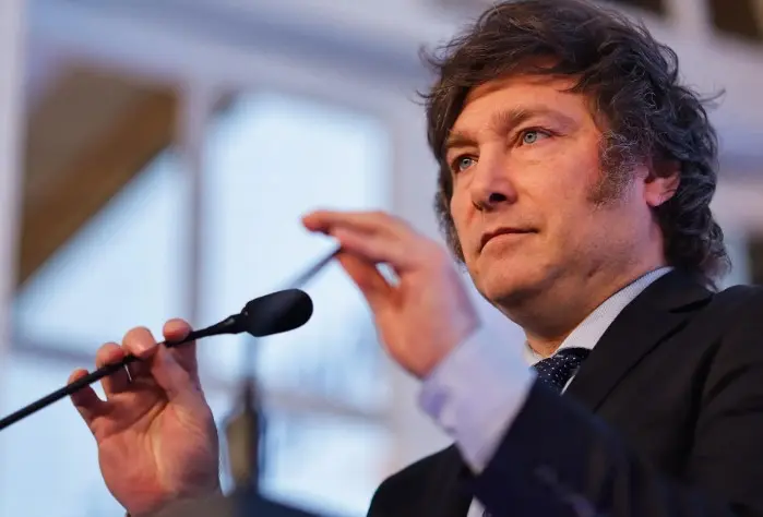 Milei Malvinas intelligence budget: President Javier Milei announces DNU 867/2026 adding 30 billion pesos to SIDE, reserved expenses rise to 20% amid opposition criticism.