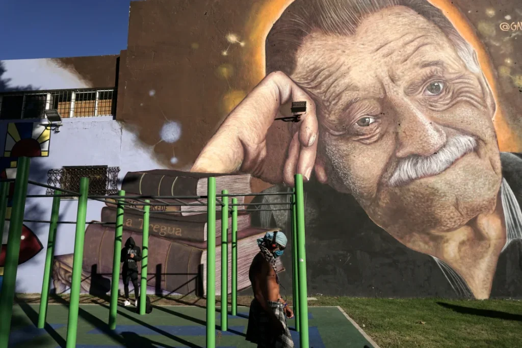 Mural by street artist José Gallino depicting the Uruguayan writer Mario Benedetti, in Plaza Zelmar Michelini in Montevideo. Benedetti mentions it in the book "La casa y el Ladrillo" ("The house and the brick"). Photo: AFP.
