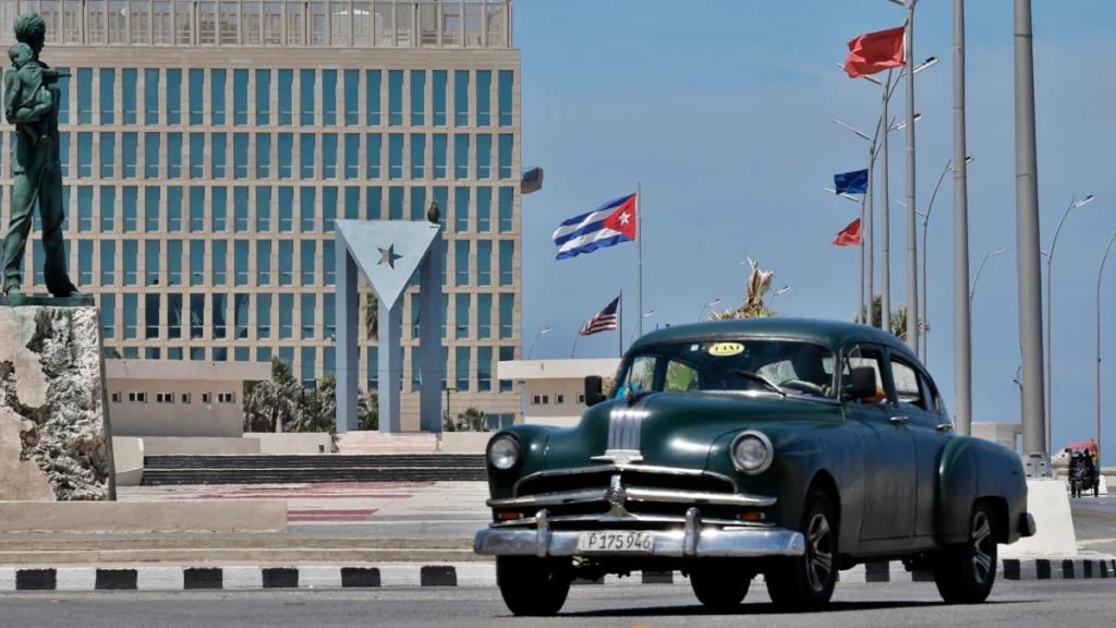 File image of the Cuban flag in front of the U.S. embassy in Havana. Photo: EFE.