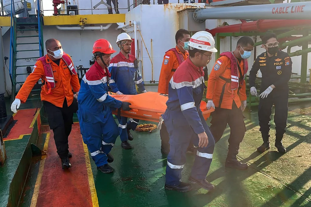 The 119-meter ferry carried 243 people 213 passengers and 30 crew along with 89 vehicles from Surabaya to Banjarmasin. Photo: EFE.