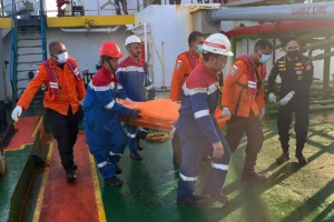 The 119-meter ferry carried 243 people 213 passengers and 30 crew along with 89 vehicles from Surabaya to Banjarmasin. Photo: EFE.