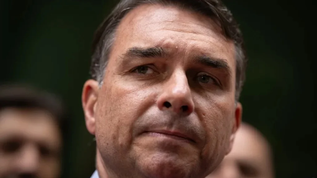 Flávio Bolsonaro, Lula da Silva’s main rival, has been under investigation since July for alleged corruption, money laundering and foreign exchange evasion in the Banco Master scandal. “Dark Horse,” financed largely by the fraudulent Daniel Vorcaro, head of Master, was planned as a propaganda tool for the October election. Photo: EFE.