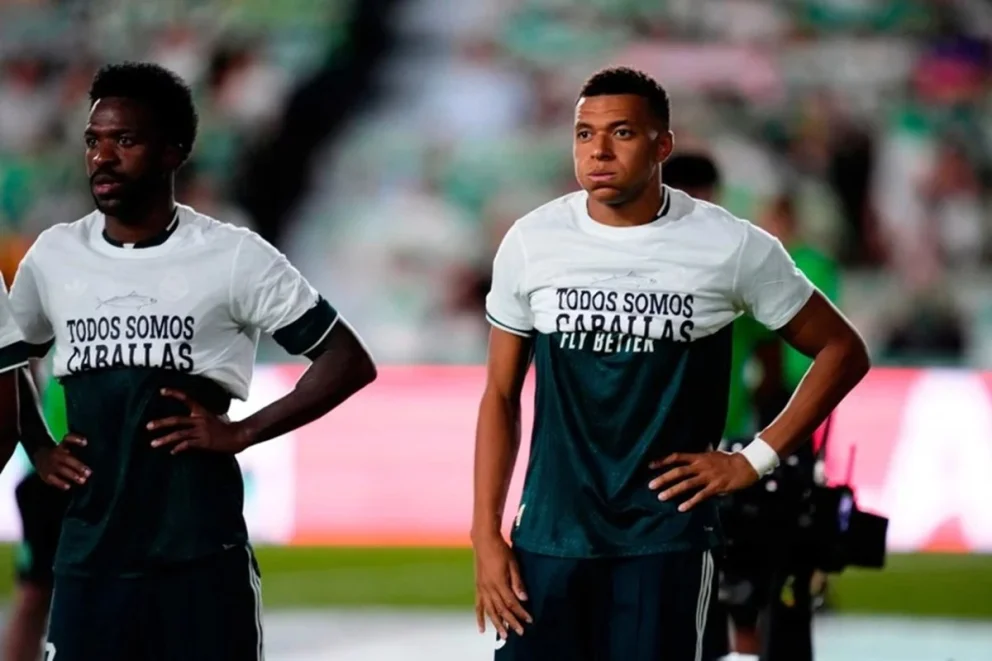 Vinícius Jr., Kylian Mbappé and Ibrahima Konaté double the institutional jersey and remove it before the party, in an action that focused the debate on the defense of migrants. Photo: EFE.