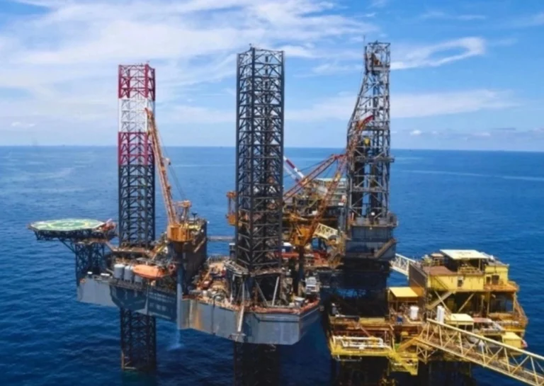 Gulf of Mexico oil spill near Ciudad del Carmen: Mexican Navy deploys 255 personnel, ships, and aircraft while Pemex repairs a damaged subsea pipeline.