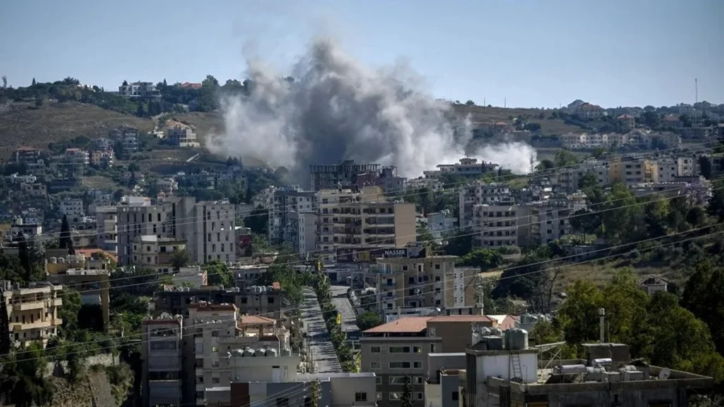 Israel continues its bombardments and forced displacement orders in southern Lebanon as it advances its plan to annex more territory. In the image, a bombing raid on the city of Nabatieh. Photo: EFE.