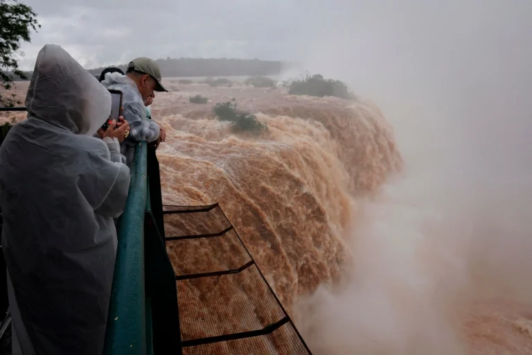 Flooding in Paraguay as the Paraná River overflows, affecting thousands of families and prompting emergency evacuations.