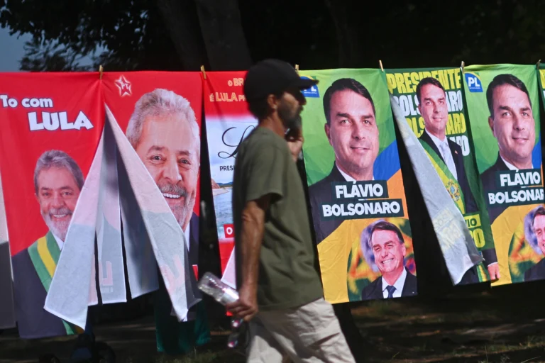 According to The Guardian's reporting, the diverted funds include support for a group promoting the rights of white Afrikaners in South Africa, the campaign against Brazil's Supreme Court, and programs rewarding ideological allies in Europe described as defenders of Western civilizational norms. Photo: EFE.