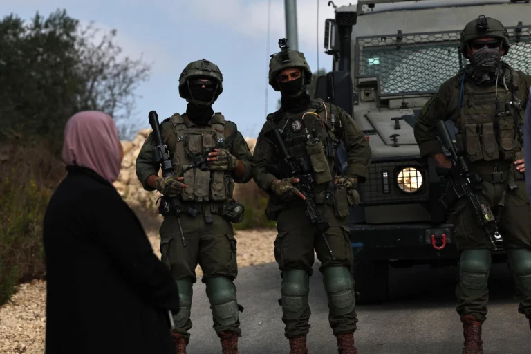 The Israeli siege constitutes a direct violation of article 53 of the IV Geneva Convention and explicitly qualifies as a war crime for carrying out acts of collective punishment and forced displacement of civilians. Photo: EFE.