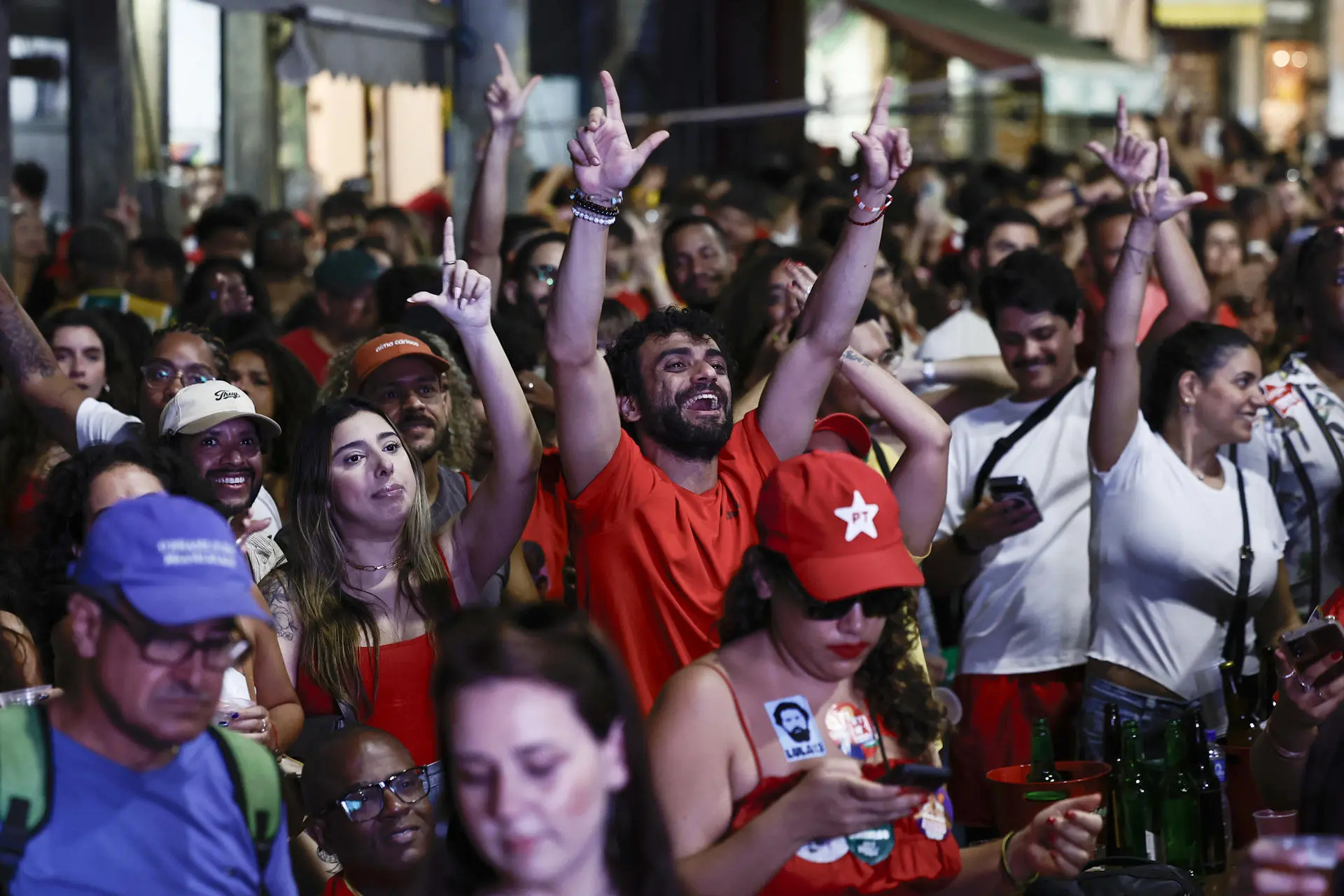 Supporters of the Brazilian President and candidate for reelection, Luiz Inácio Lula da Silva, observed the transmission of the vote count from the presidential elections in Rio de Janeiro. Photo: EFE.