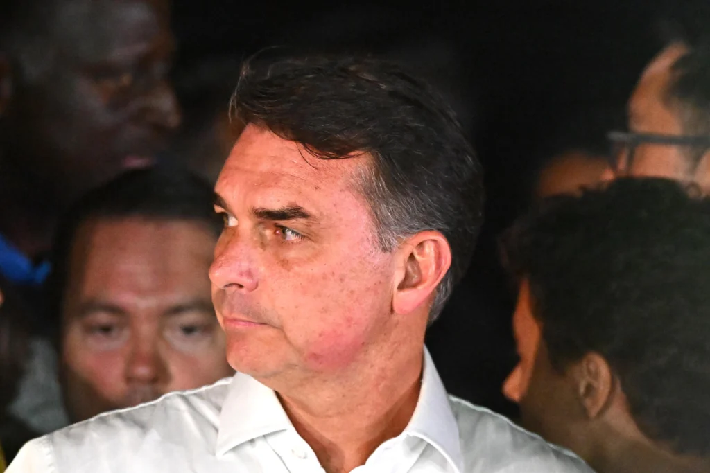 Flávio Bolsonaro challenges Lula’s reelection in Brazil amid allegations of election-day public transport disruptions.