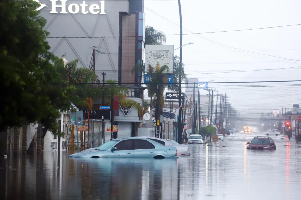 Natural events keep several localities in the Mexican Pacific on alert. Photo: EFE.