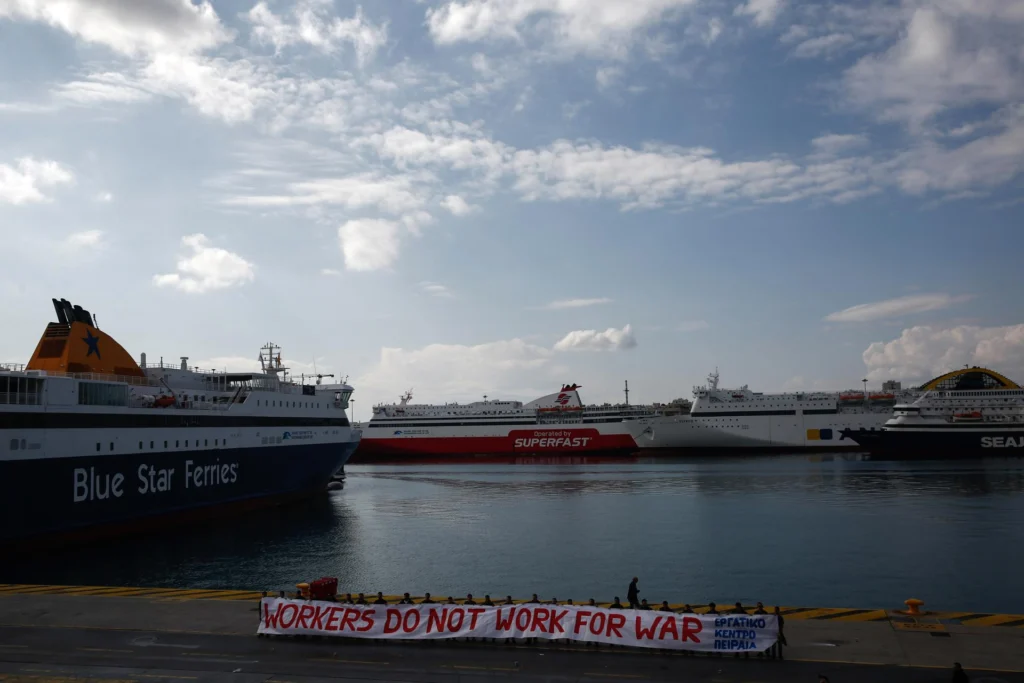The dockworkers' mobilization is part of a coordinated international strike across dozens of ports under the slogan 'Dockworkers do not work for war.' Photo: EFE.