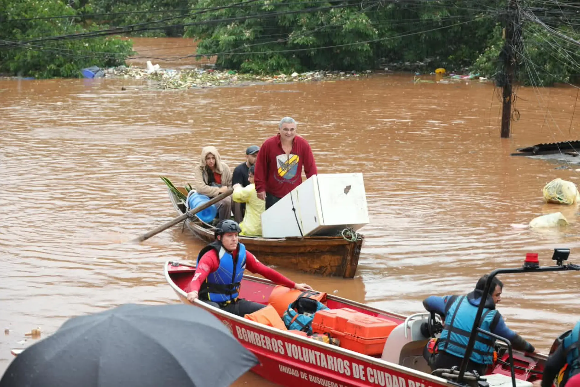 Intense regional rainfall and the opening of sluices at the Itaipu dam forced the deployment of military and emergency operations. Photo: EFE.