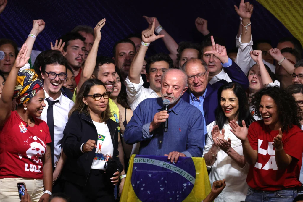 Luiz Inácio Lula da Silva celebrated this Sunday, October 25 his re-election in Brazil with a call to govern without adversaries. Photo: EFE.